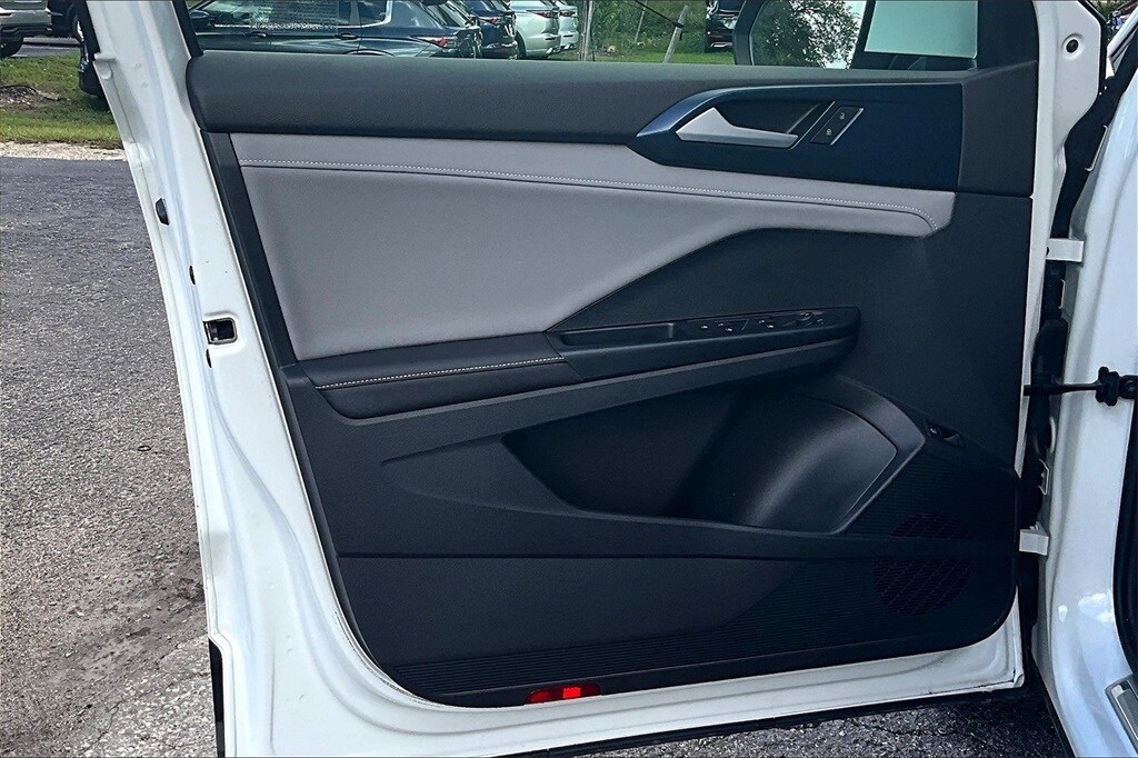2024 Volkswagen Taos SE photo 2