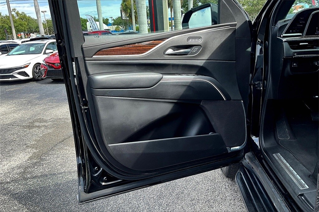 2023 Cadillac Escalade Premium Luxury photo 2
