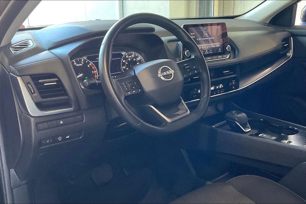2025 Nissan Rogue SV - Photo 4