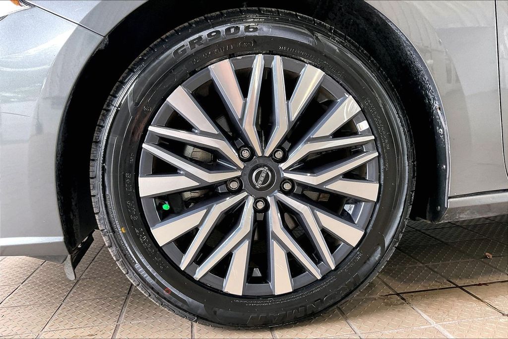 2025 Nissan Altima SV - Photo 30