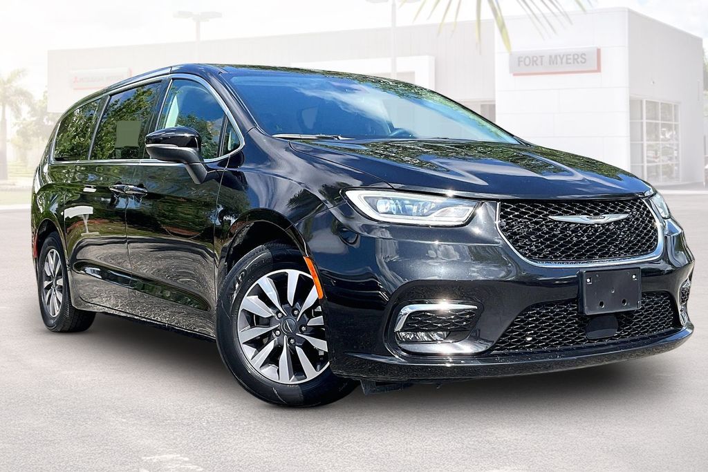 2023 Chrysler Pacifica Hybrid Touring L Hybrid's photo