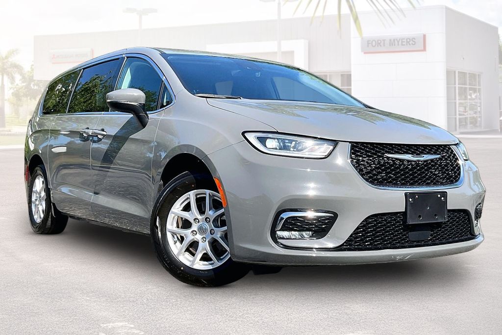 2023 Chrysler Pacifica Touring L's photo