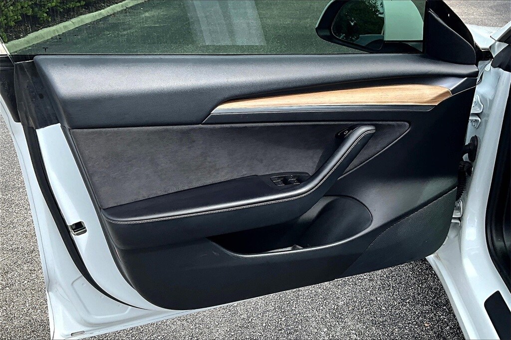 2021 Tesla Model 3 Standard Range Plus photo 2