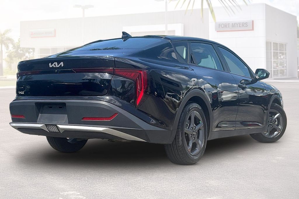 2025 Kia K4 LXS - Photo 32