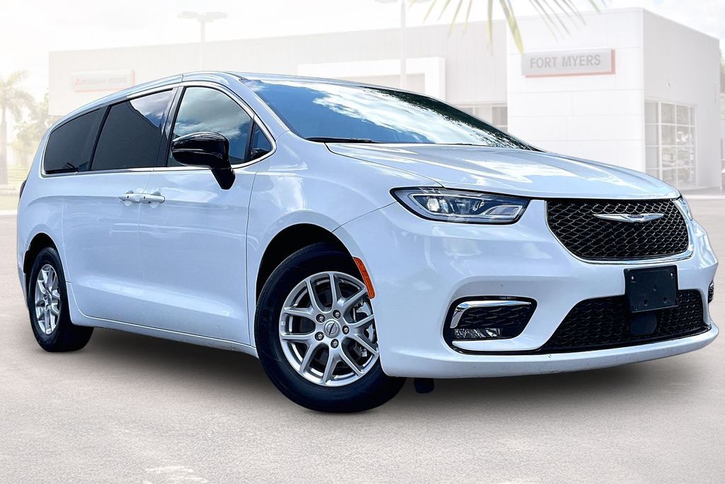 2025 Chrysler Pacifica Select's photo