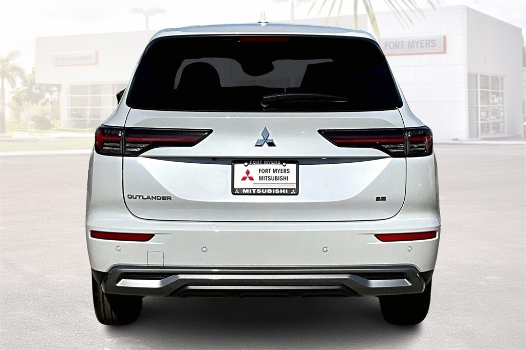 2025 Mitsubishi Outlander SE photo 4