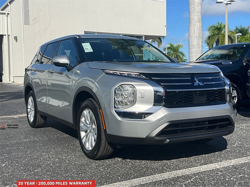 2025 Mitsubishi Outlander ES's photo