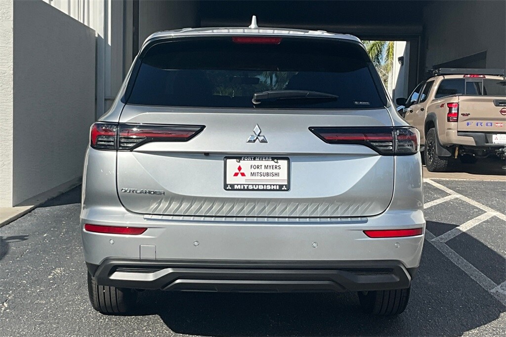 2025 Mitsubishi Outlander ES photo 4