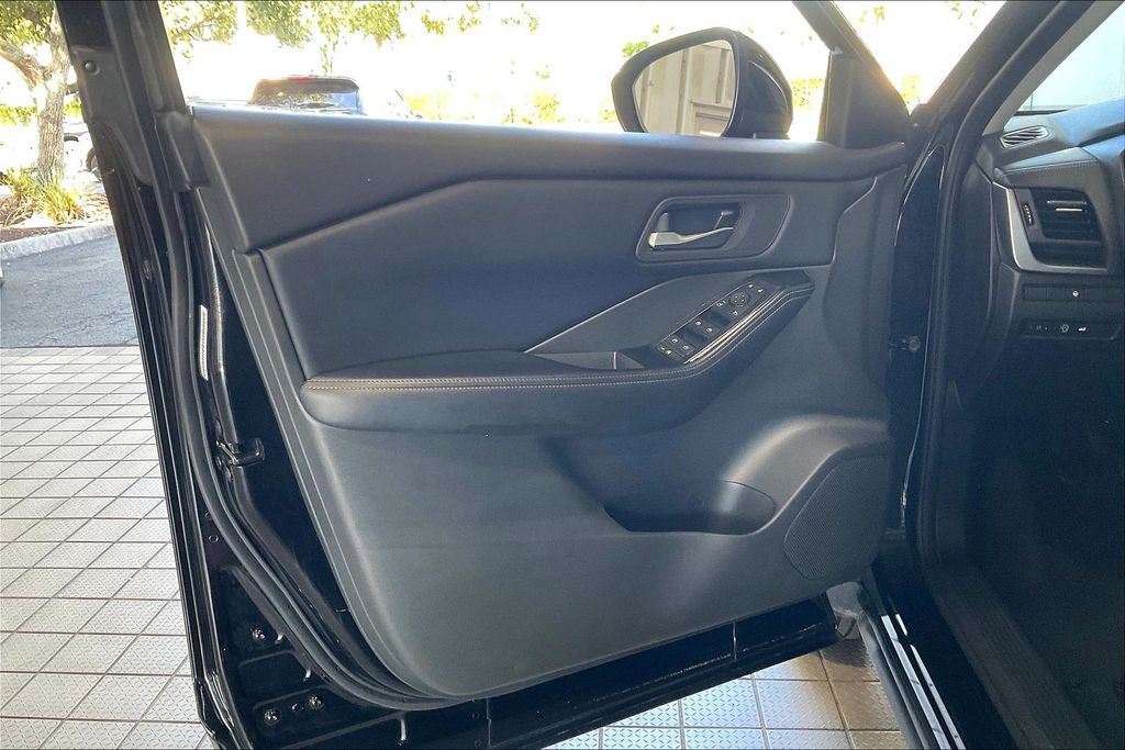 2025 Nissan Rogue SV - Photo 2