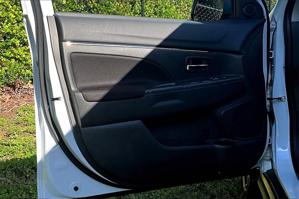 2025 Mitsubishi Outlander Sport ES photo 2
