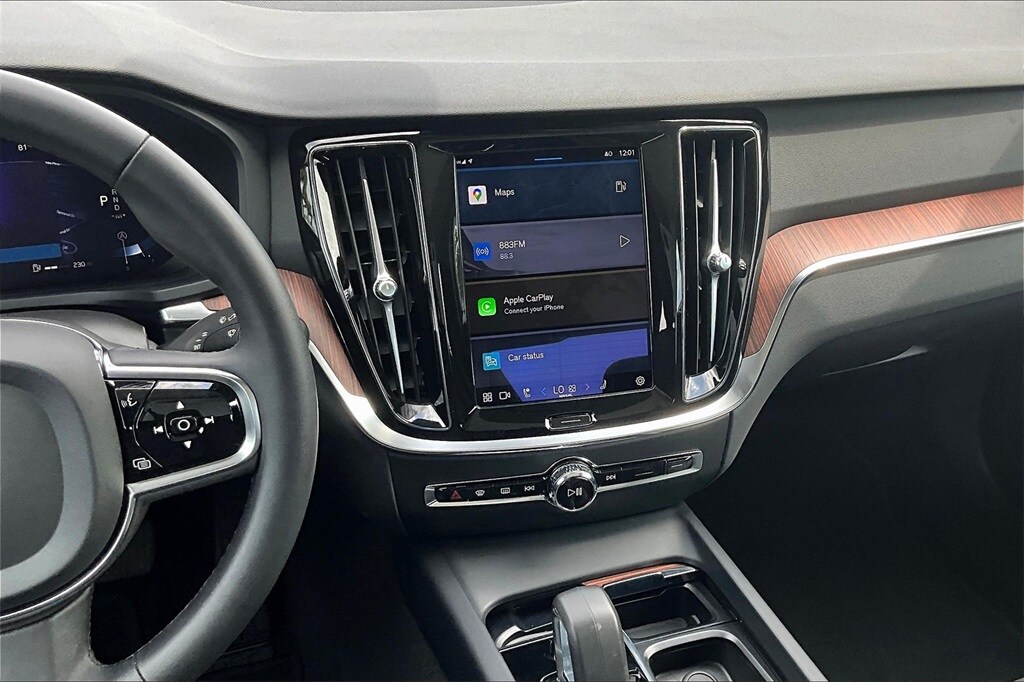 2024 Volvo S60 B5 Plus photo 3