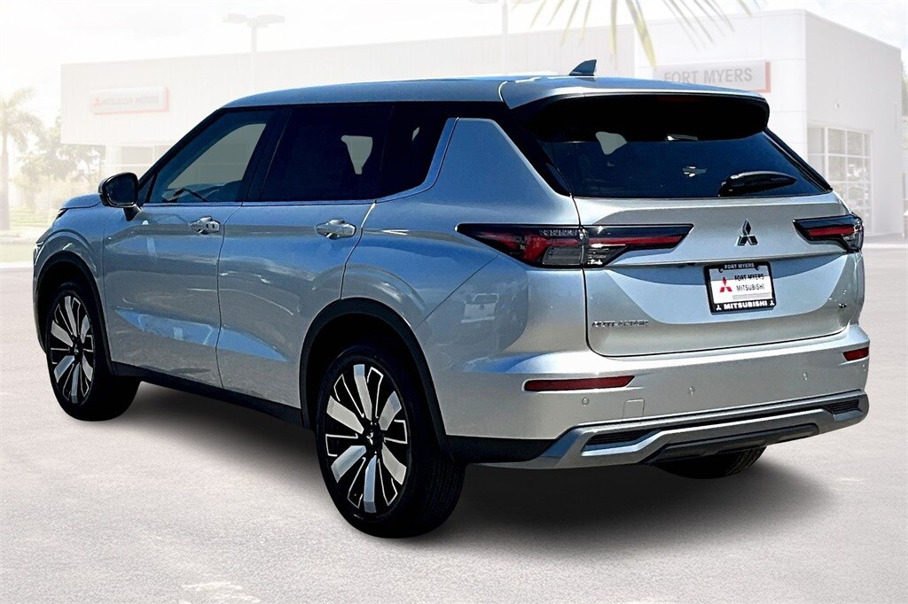 2025 Mitsubishi Outlander SE photo 3
