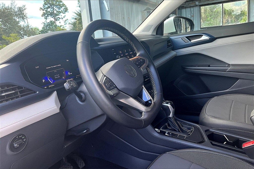 2024 Volkswagen Taos SE photo 4