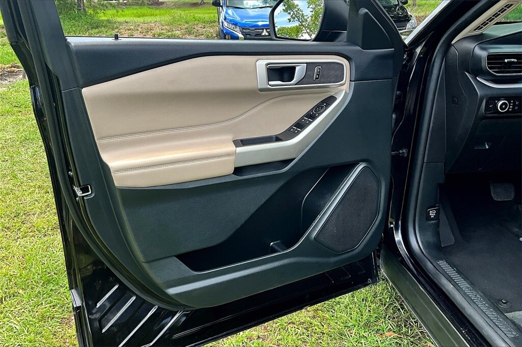 2023 Ford Explorer XLT photo 2