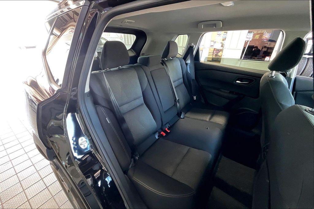 2025 Nissan Rogue SV - Photo 15