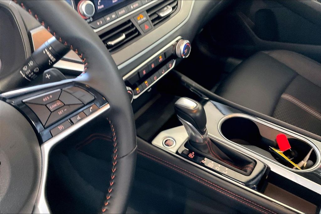 2025 Nissan Altima SR - Photo 11