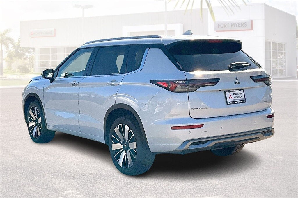 2025 Mitsubishi Outlander SEL photo 2