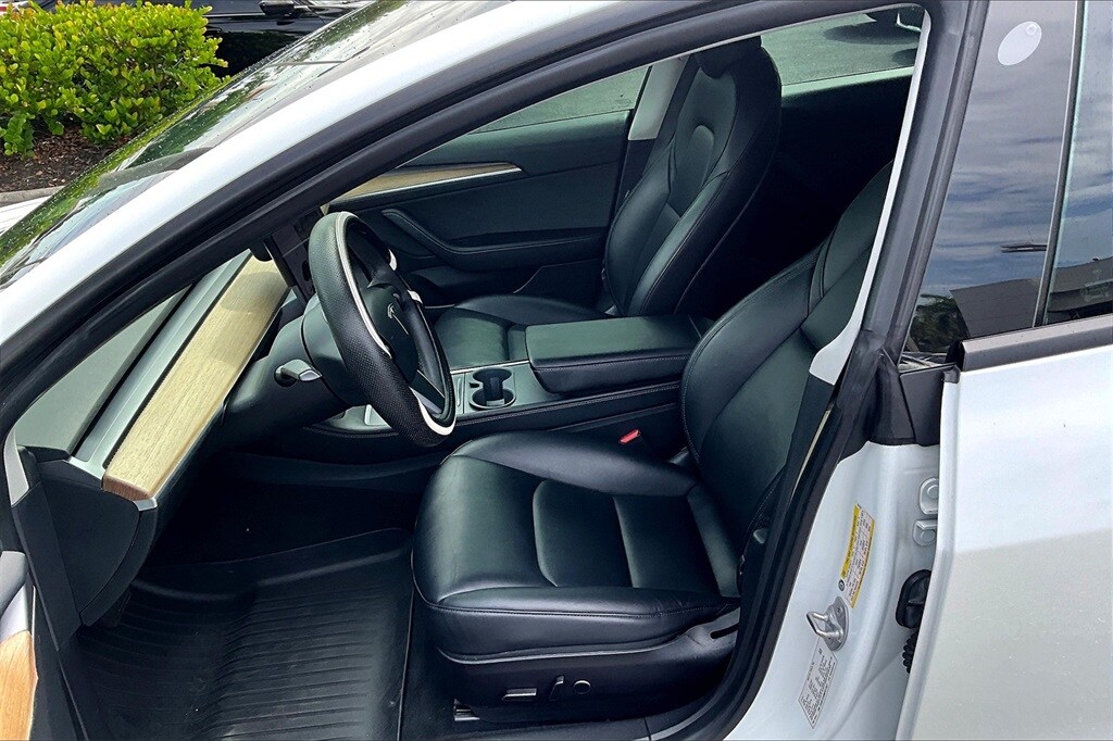 2021 Tesla Model 3 Standard Range Plus photo 3