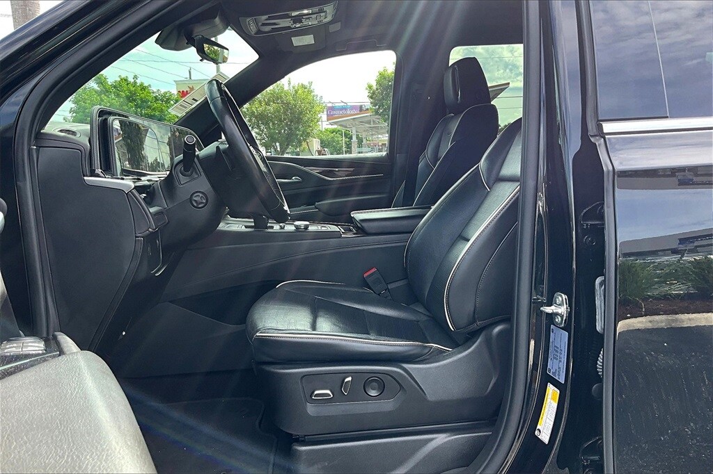 2023 Cadillac Escalade Premium Luxury photo 3