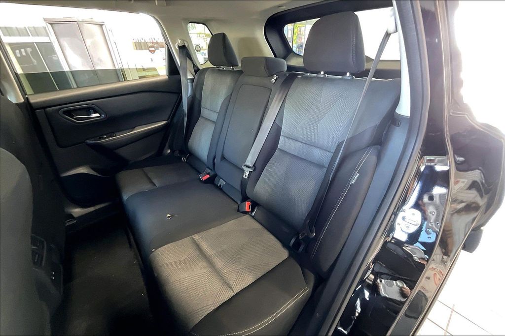 2025 Nissan Rogue SV - Photo 14