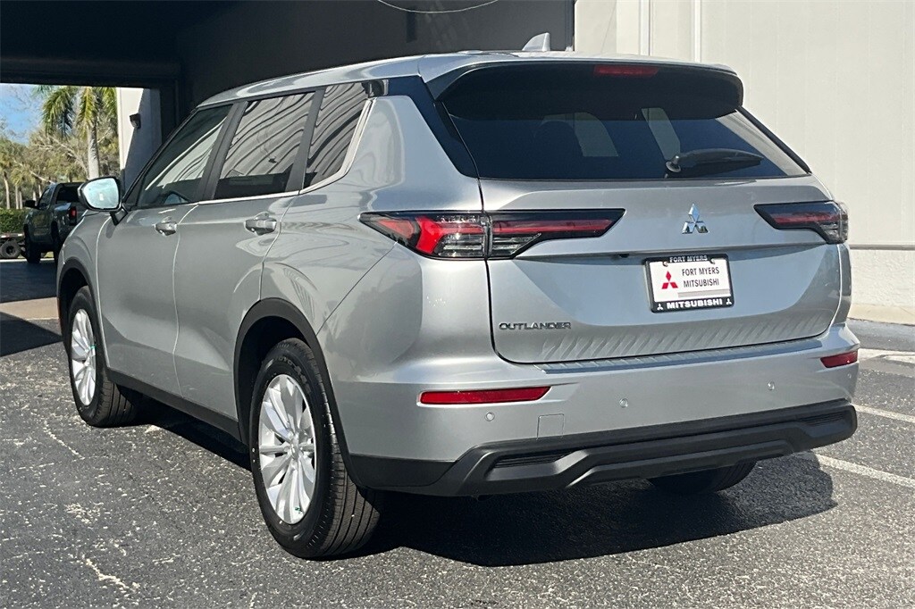 2025 Mitsubishi Outlander ES photo 3