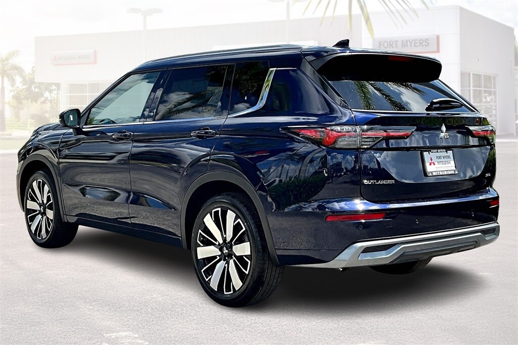 2025 Mitsubishi Outlander SEL photo 3