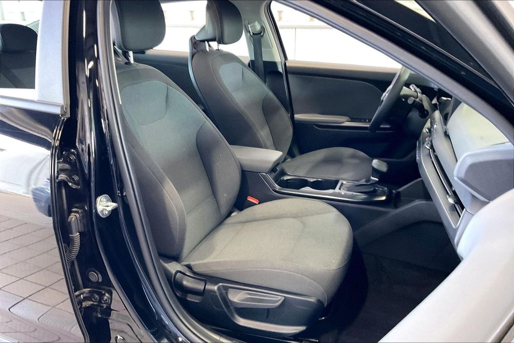 2025 Kia K4 LXS - Photo 21