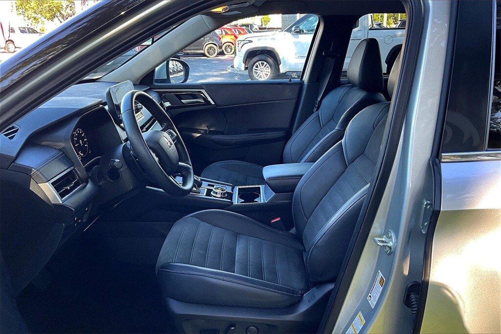2024 Mitsubishi Outlander PHEV SE photo 2