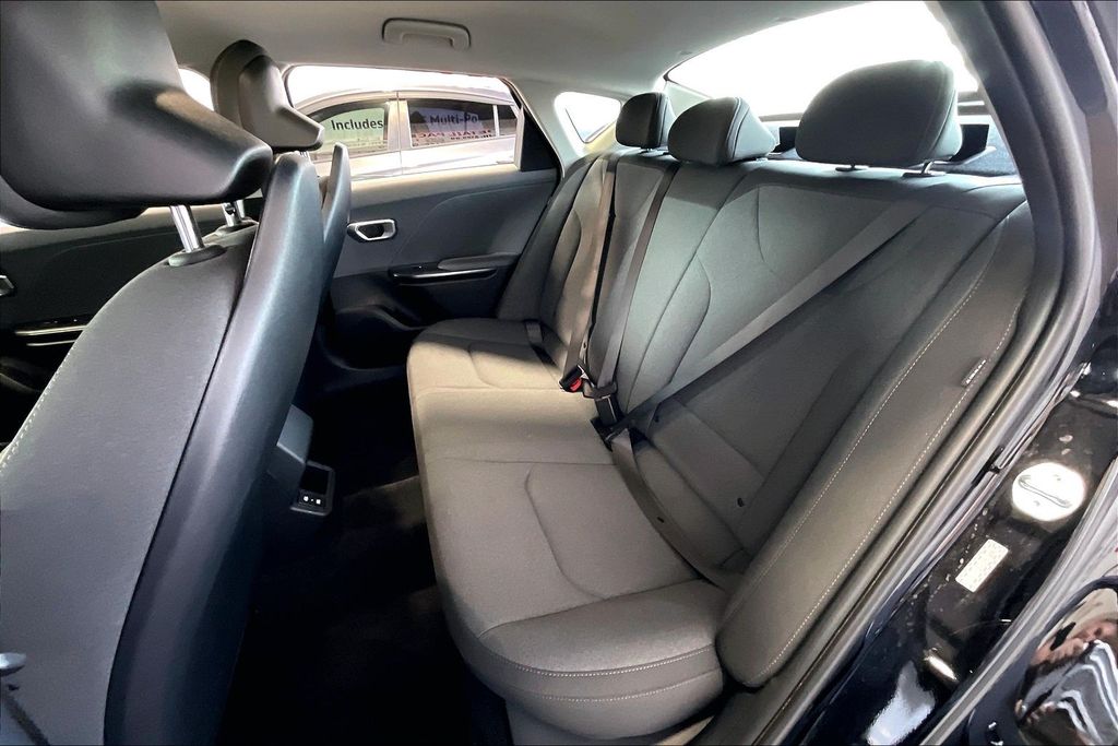 2025 Kia K4 LXS - Photo 14