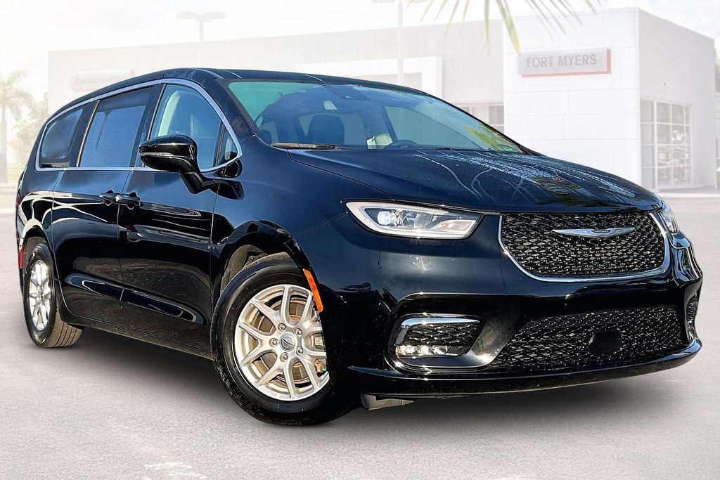2024 Chrysler Pacifica Touring L's photo
