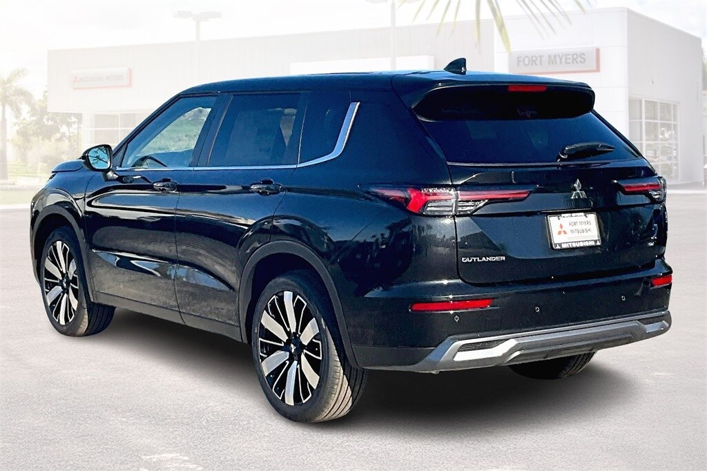 2025 Mitsubishi Outlander SE photo 3
