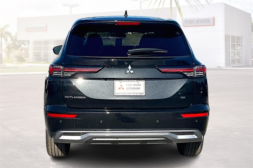 2025 Mitsubishi Outlander SE photo 4