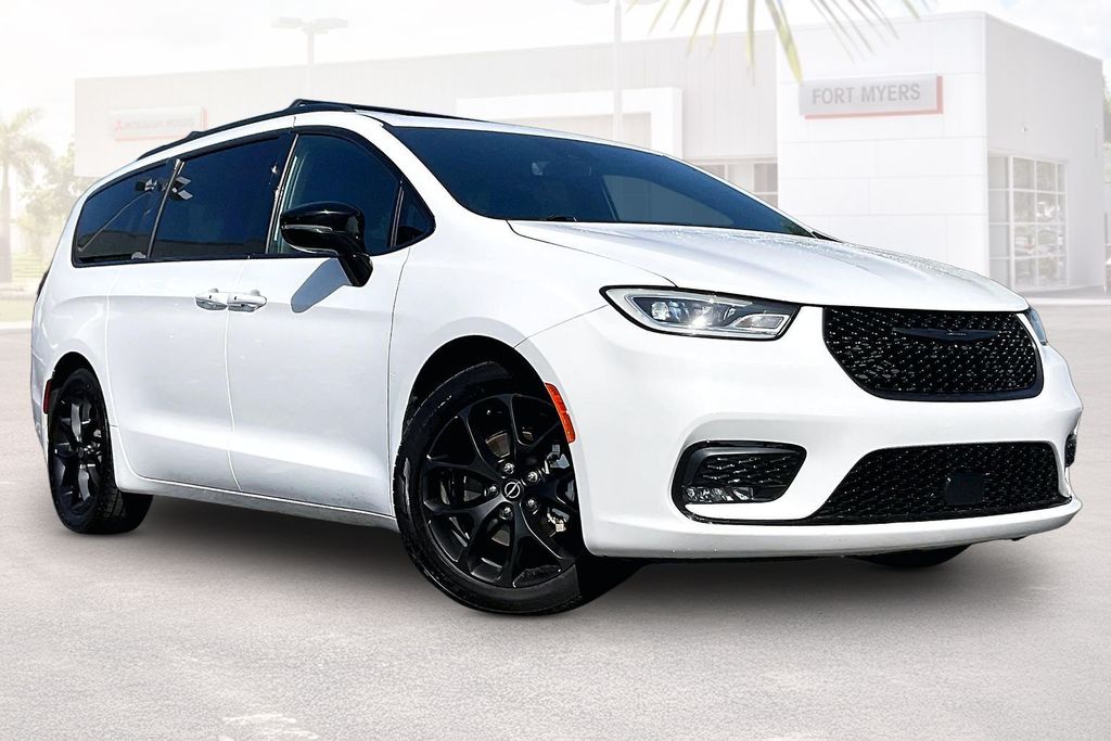 2025 Chrysler Pacifica Limited's photo