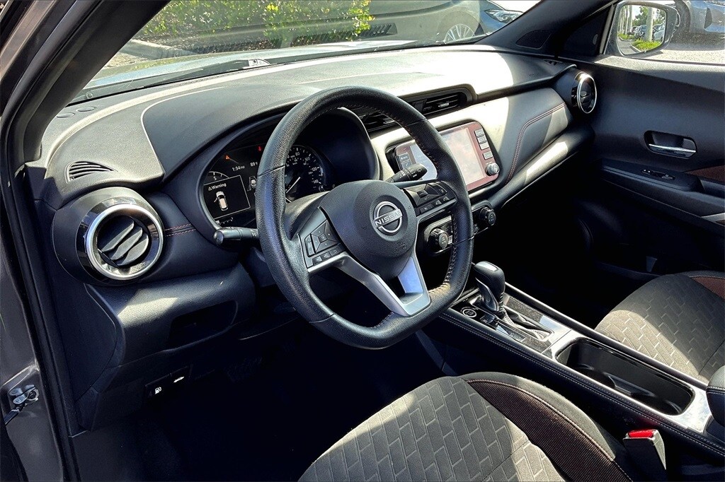 2024 Nissan Kicks SR photo 2