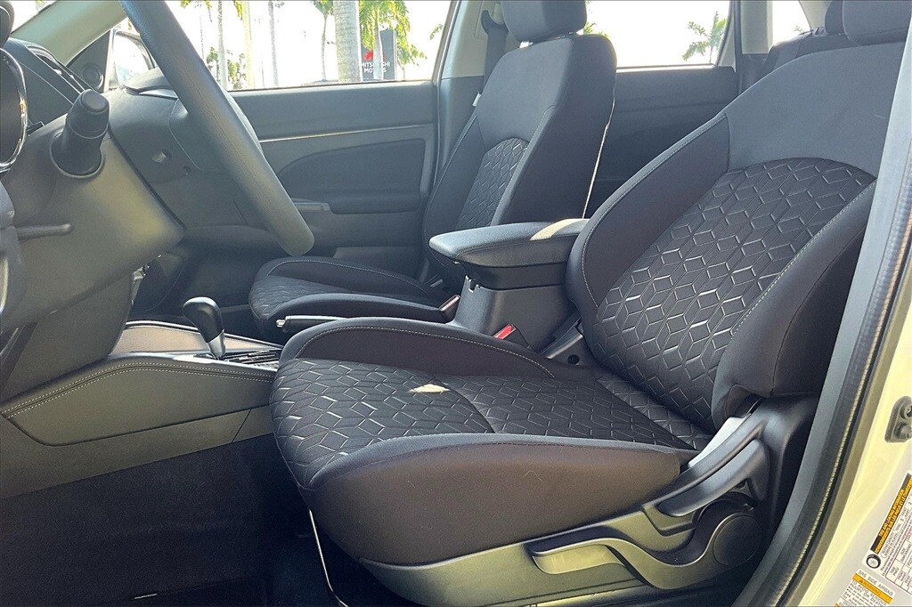 2025 Mitsubishi Outlander Sport ES photo 3
