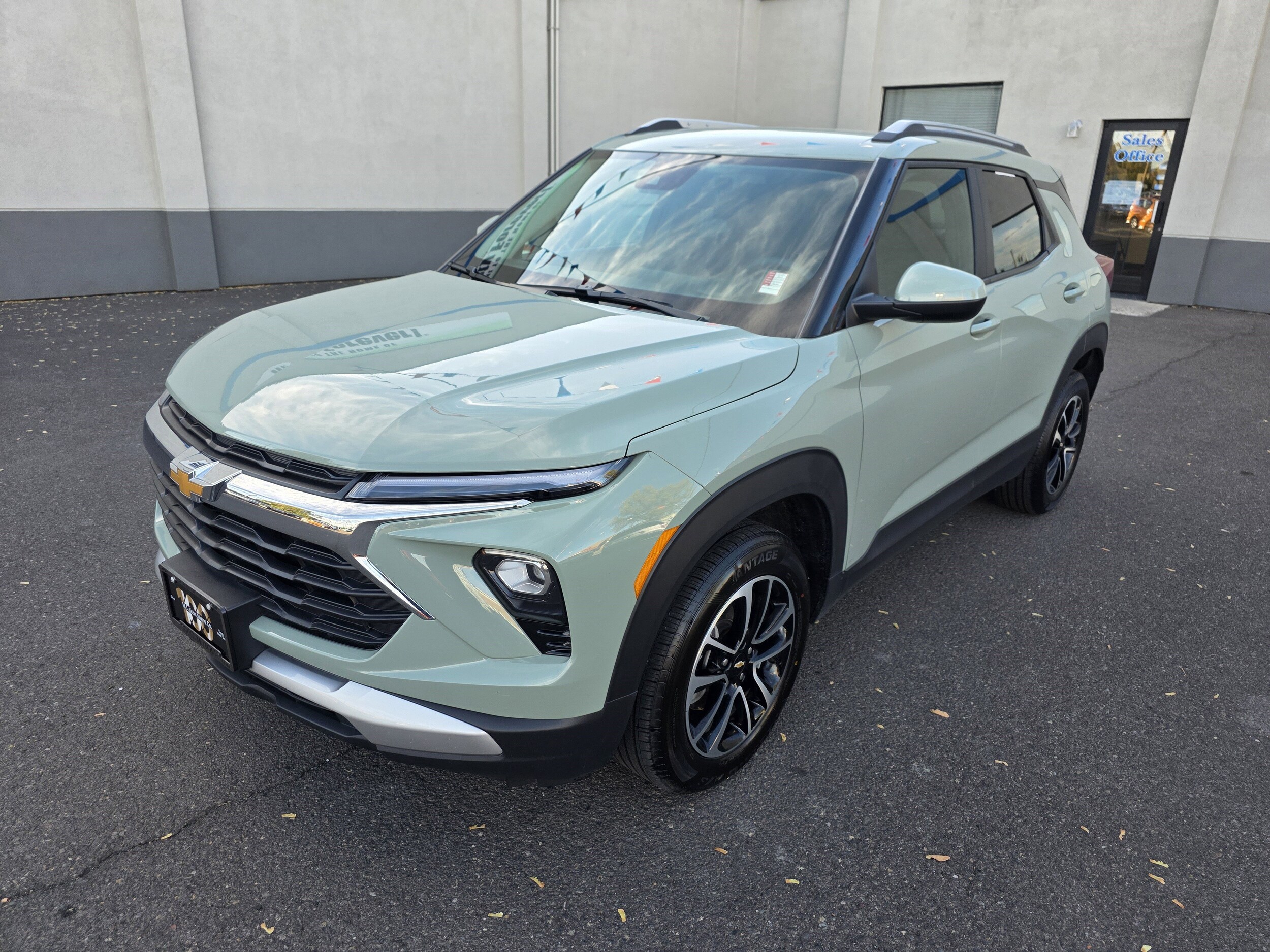 2025 Chevrolet Trailblazer LT photo 2