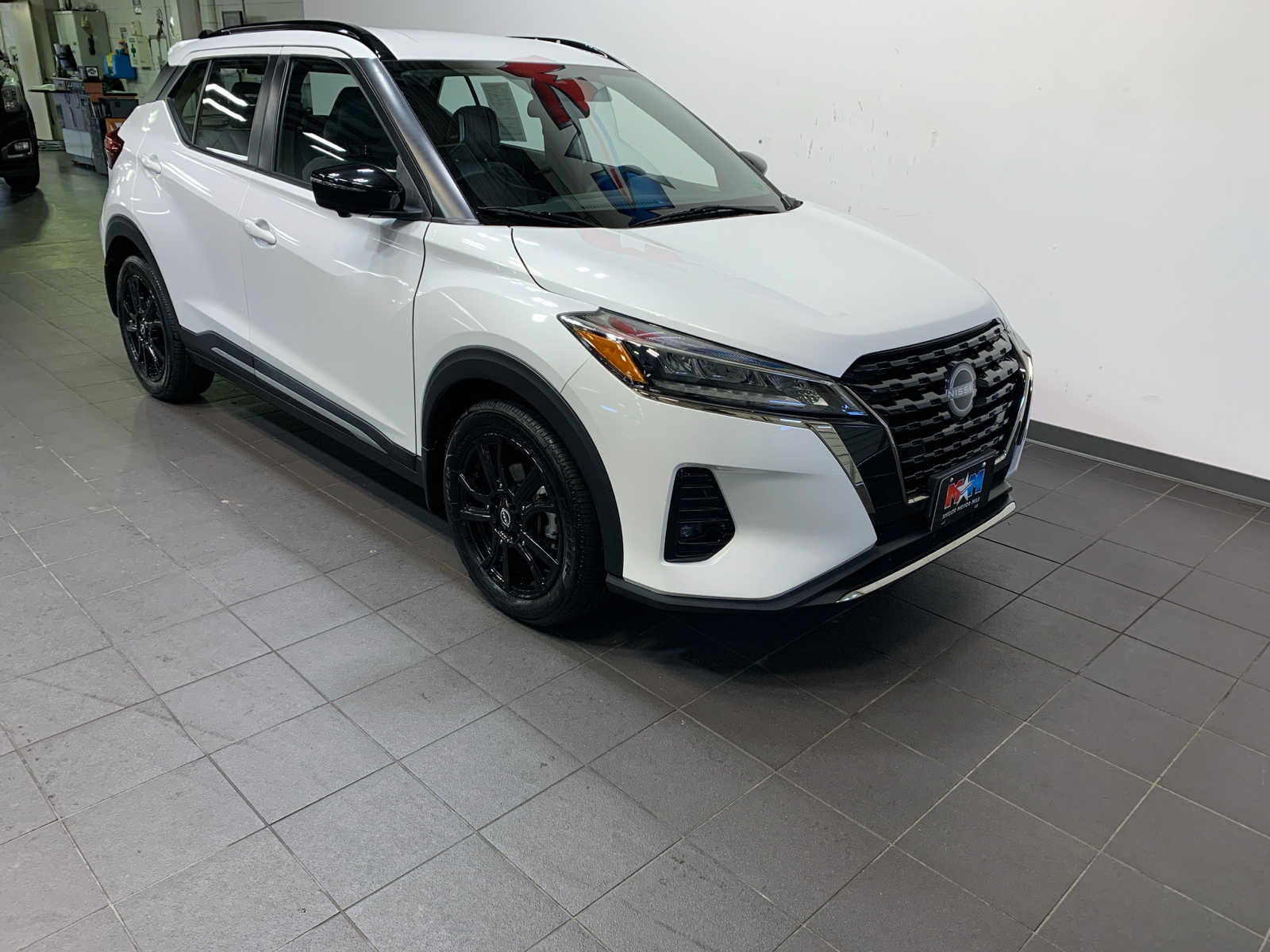 2022 Nissan Kicks SR photo 2