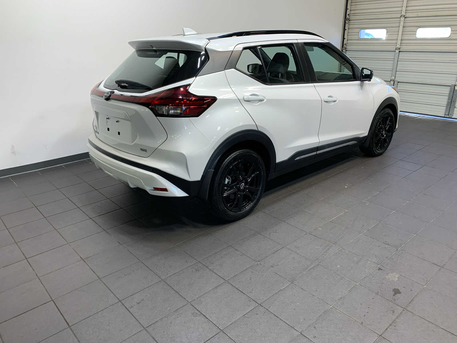 2022 Nissan Kicks SR photo 3