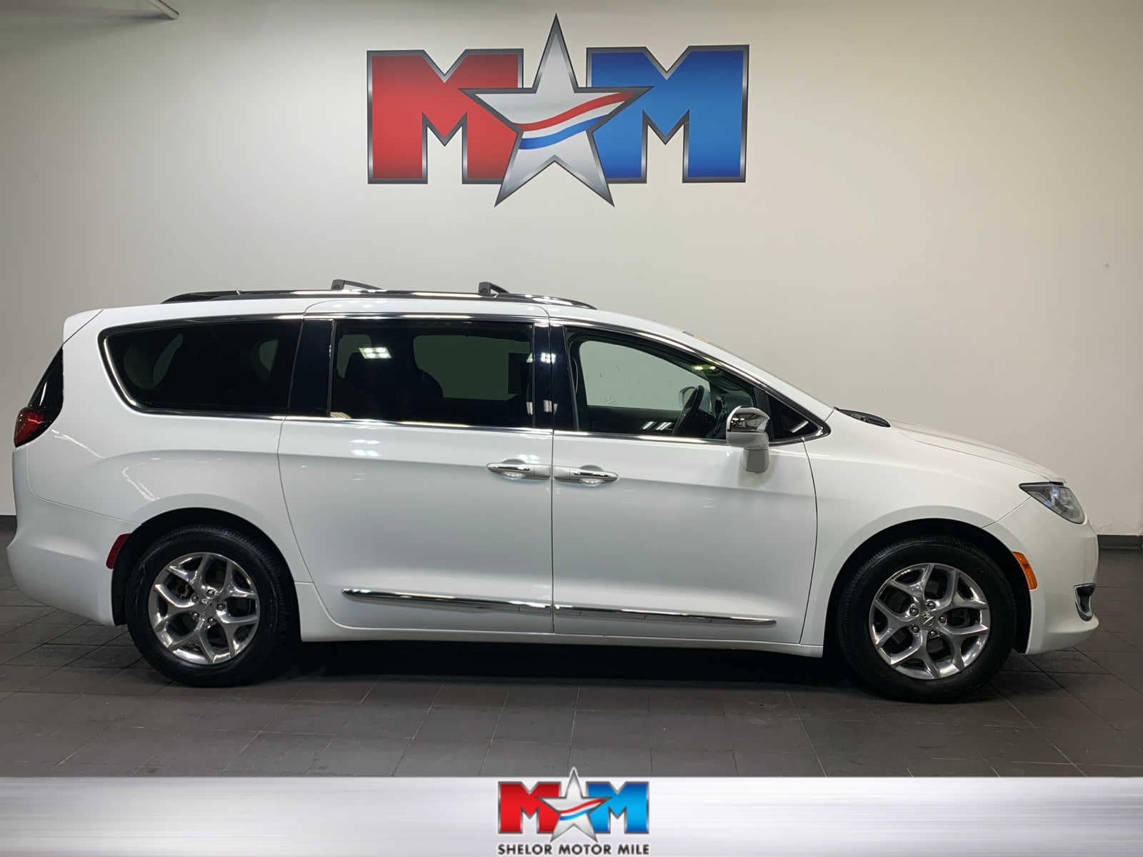 2018 Chrysler Pacifica Limited's photo