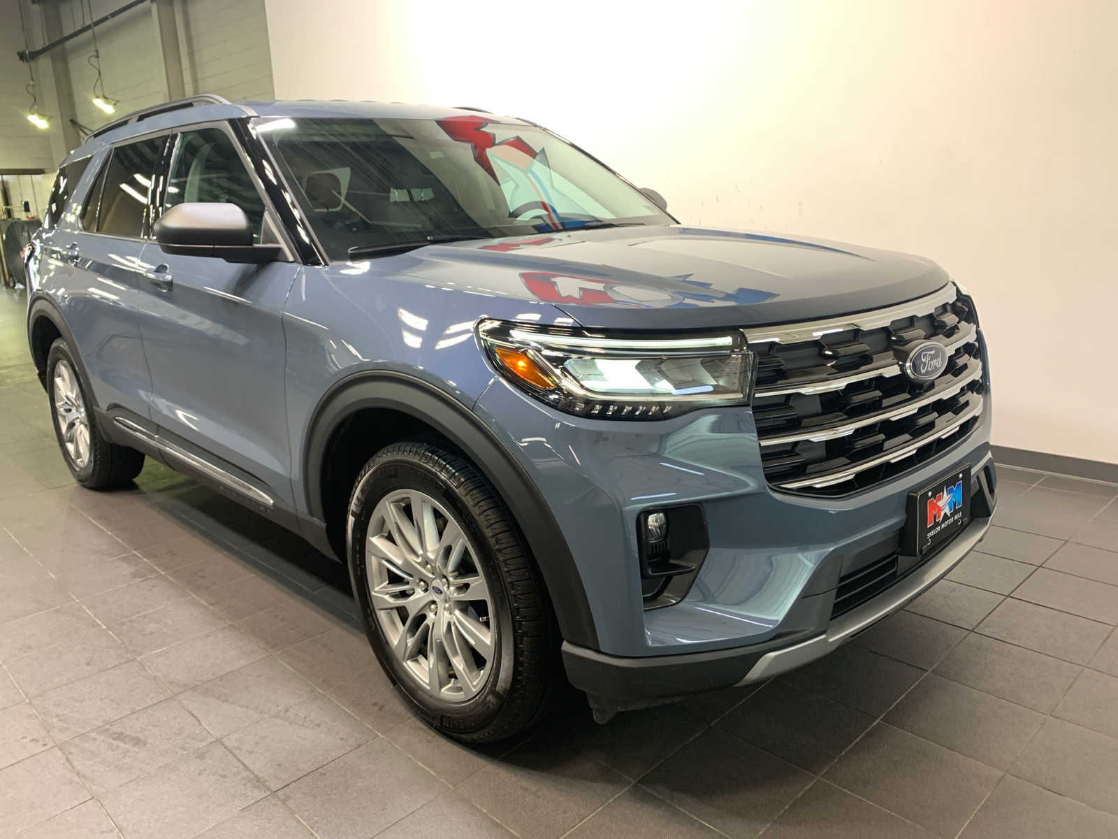 2025 Ford Explorer photo 2