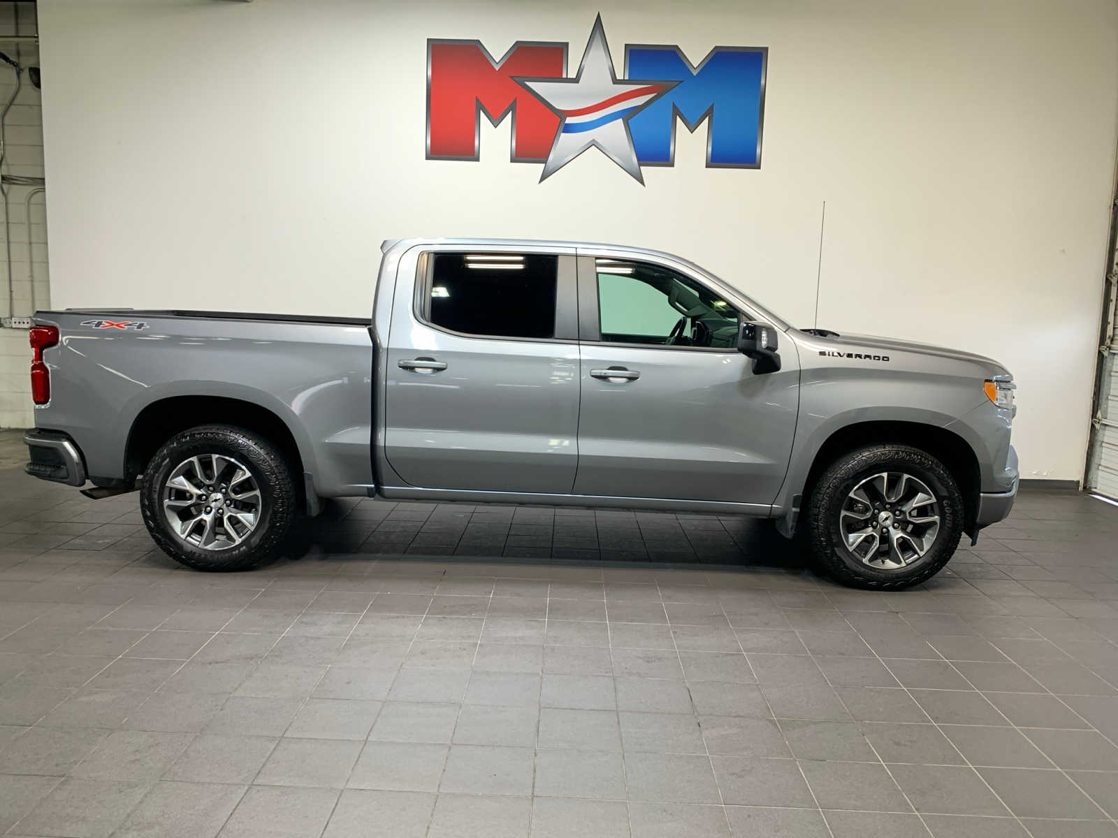 2024 Chevrolet Silverado 1500 RST photo 2