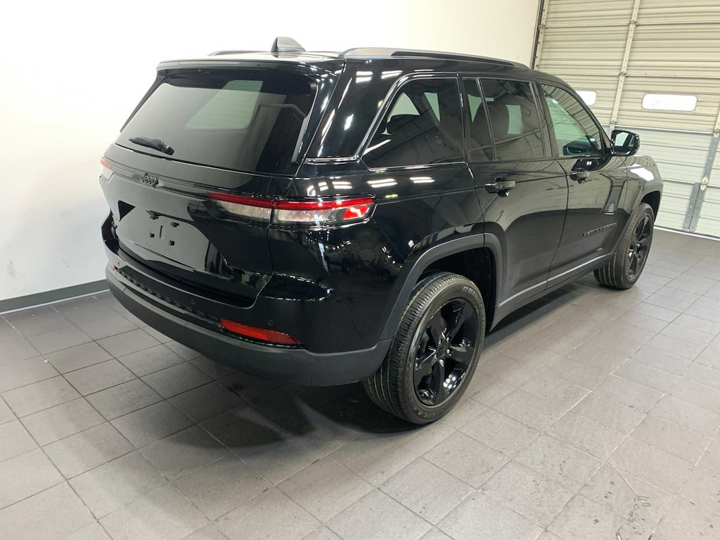 Used 2024 Jeep Grand Cherokee Laredo SUV