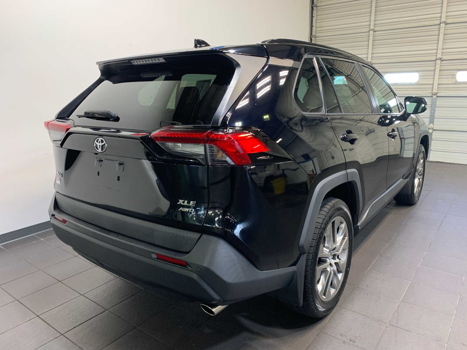 2019 Toyota RAV4 XLE Premium photo 3