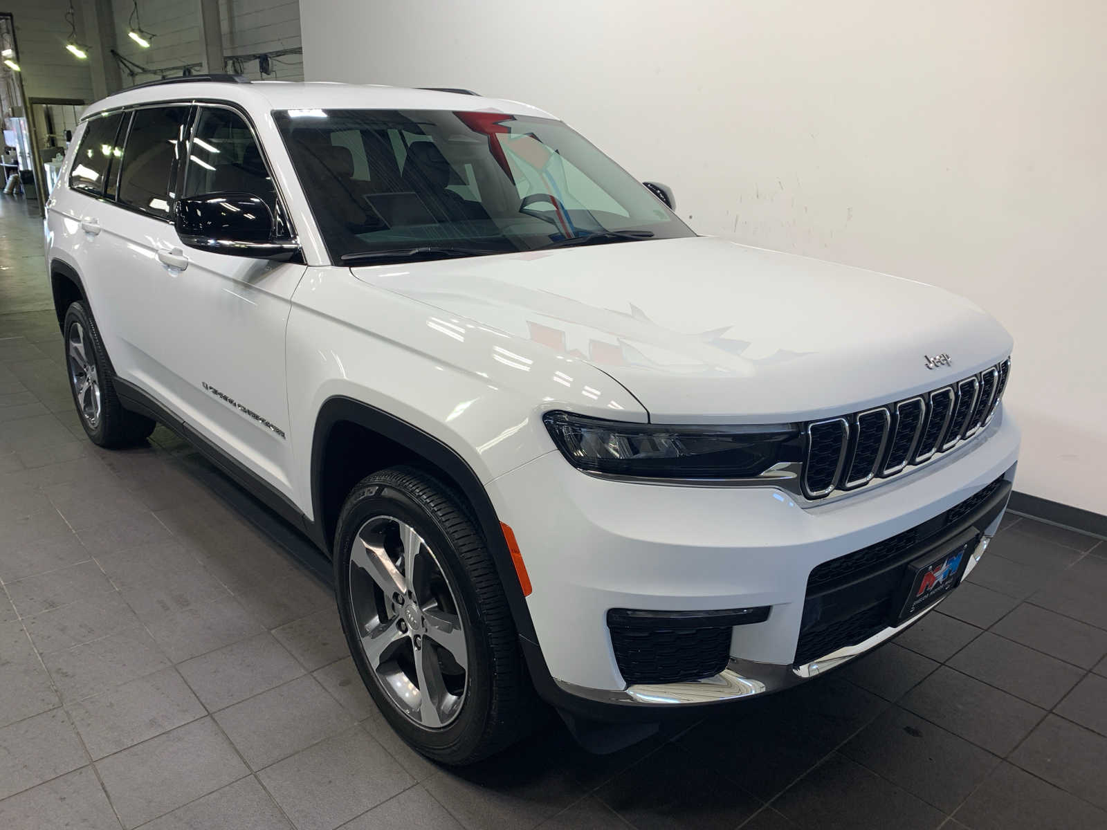 2023 Jeep Grand Cherokee Limited photo 2