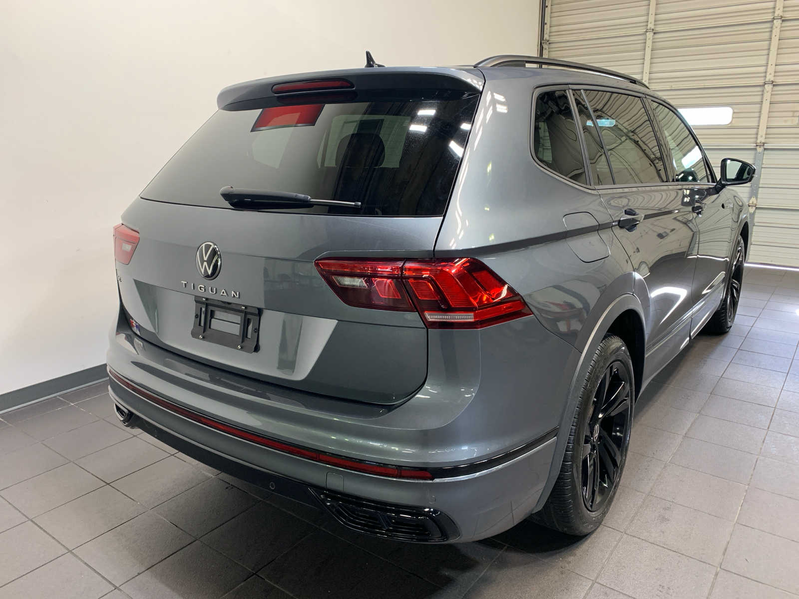 2024 Volkswagen Tiguan SE R-Line Black photo 3