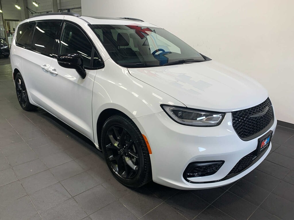 Used 2025 Chrysler Pacifica Limited FWD