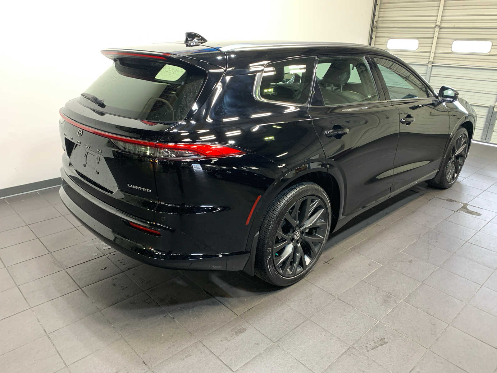 2025 Toyota Crown Signia Limited photo 3