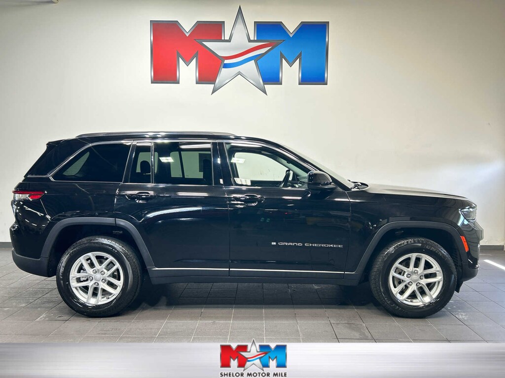 Used 2023 Jeep Grand Cherokee Laredo 4x4