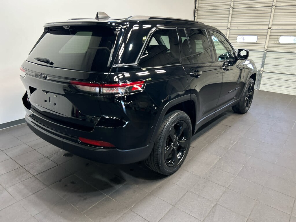 Used 2023 Jeep Grand Cherokee Limited 4x4