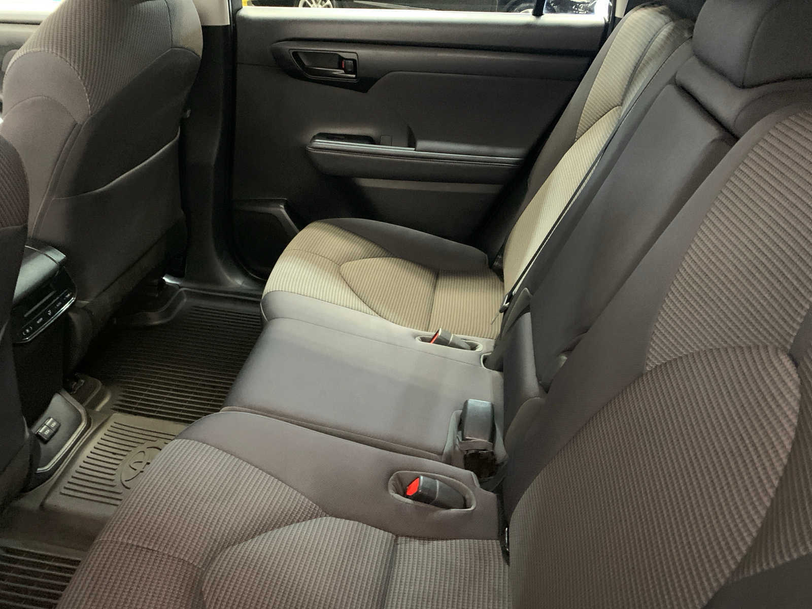 2022 Toyota Highlander LE photo 4